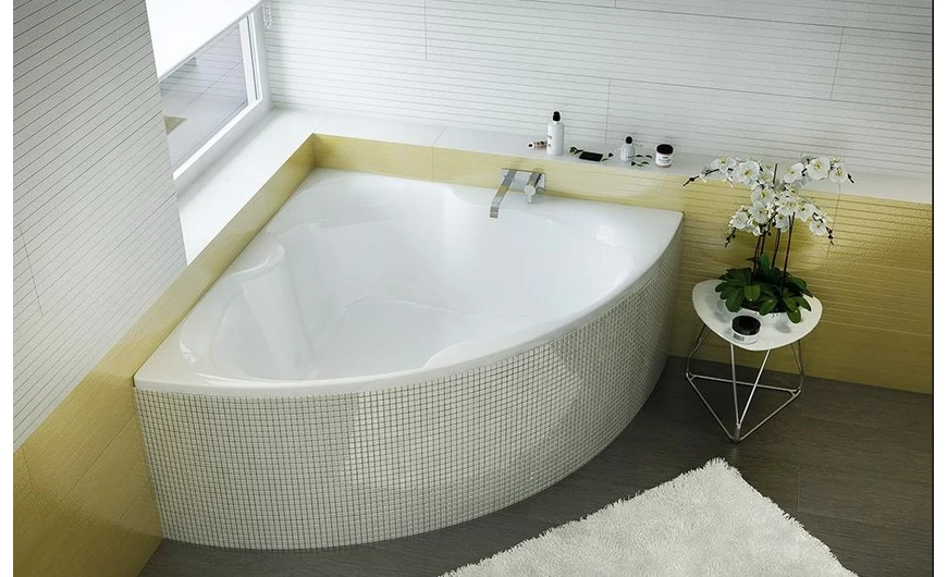 Kis fürdőszobák nagy ötletei: hogyan helyezzünk el egy fürdőkádat?